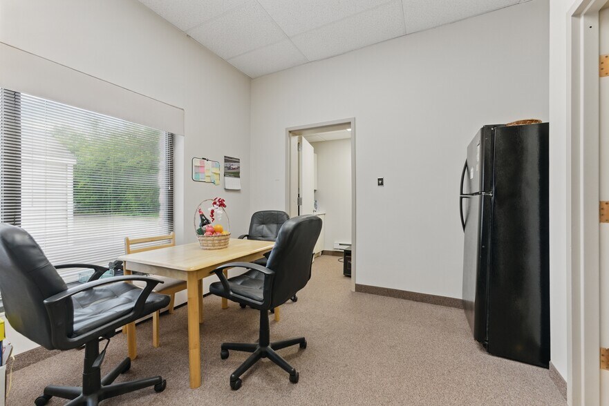 More Photos Of 119 Winsor St, Ludlow Office For Sale