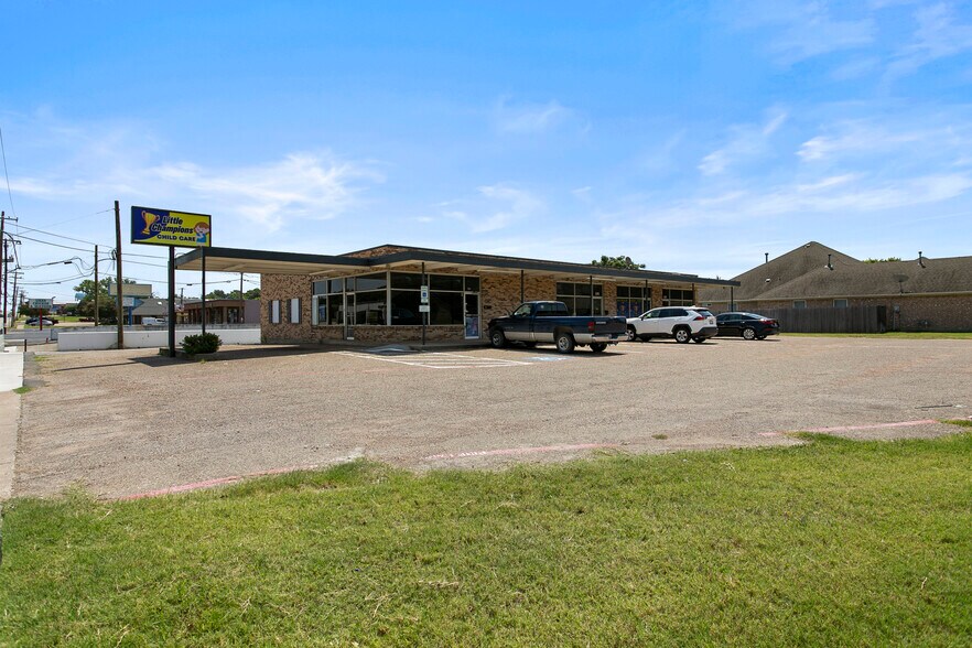 More Photos Of 641 W Bedford Euless Rd, Hurst Freestanding For Sale