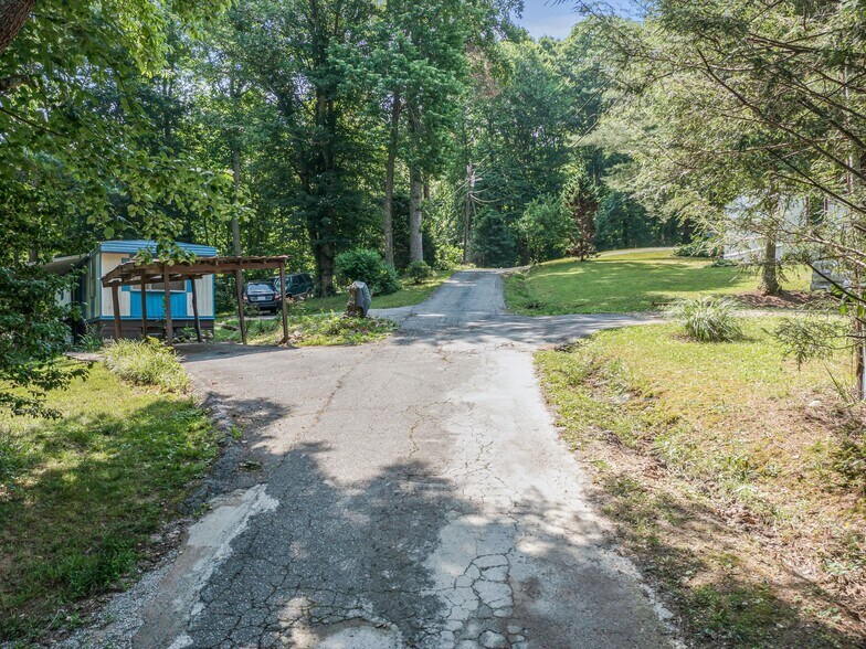 More Photos Of 40 Hemlock Hill Dr, Arden Manufactured Housing Mobile Home Park For Sale