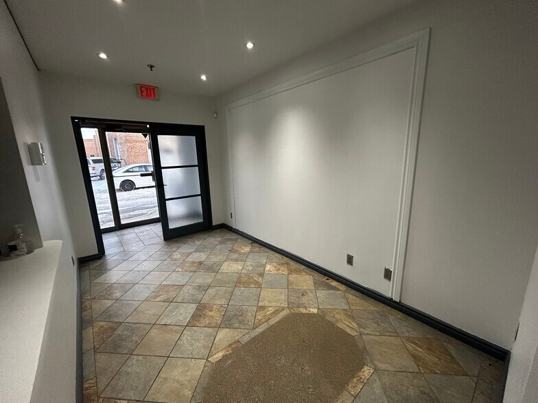 More Photos Of 1105 Crestlawn Dr, Mississauga Industrial For Lease