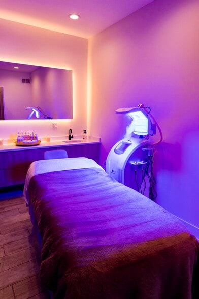 More Photos Of 22 E Elm St, Chicago Storefront Retail Office For Sale