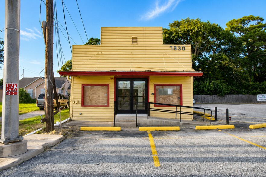 More Photos Of 7930 Highway 6, Hitchcock Storefront For Sale