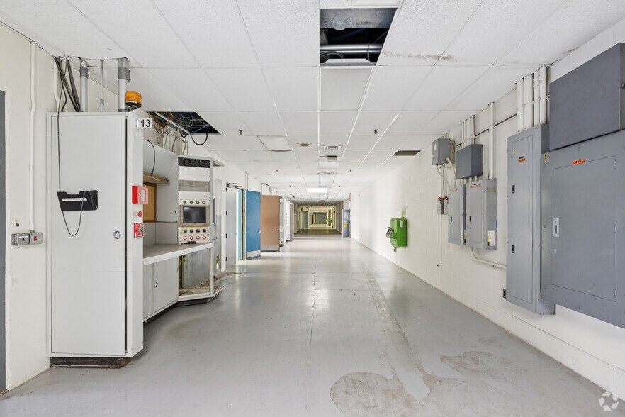 More Photos Of 92 Deerfield Rd, Windsor Unknown For Lease