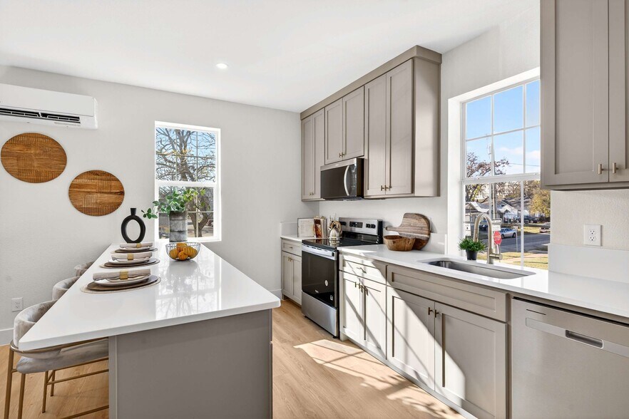 More Photos Of 439 W 9th St, Dallas Apartments For Sale