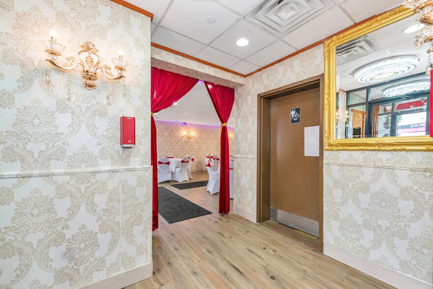 More Photos Of 2716 Hempstead Tpke, Levittown Restaurant For Sale