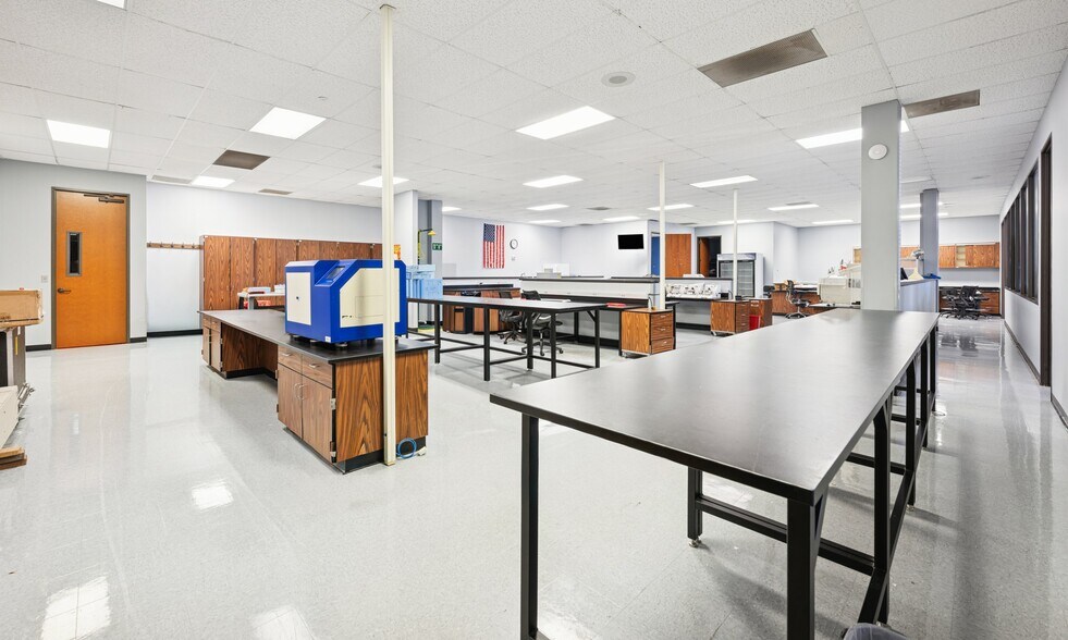 More Photos Of 3418 Midcourt Rd, Carrollton Showroom For Lease