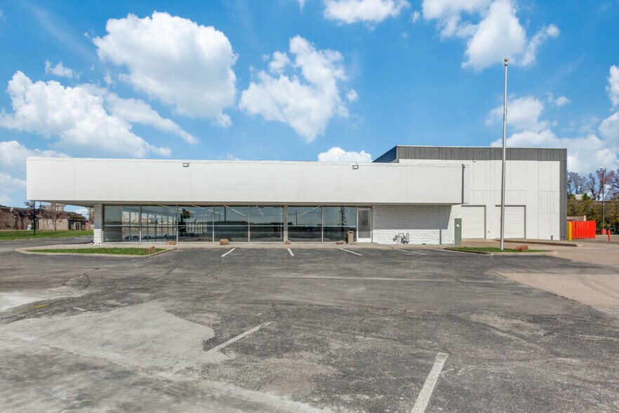 More Photos Of 12925 Lyndon B Johnson Fwy, Garland Showroom For Lease