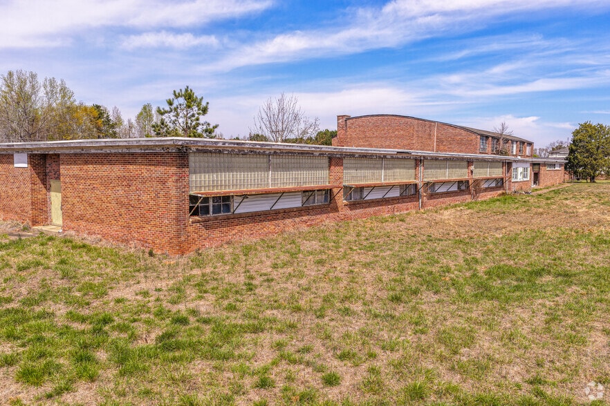 More Photos Of 850 Chester Ave, Great Falls Schools For Sale