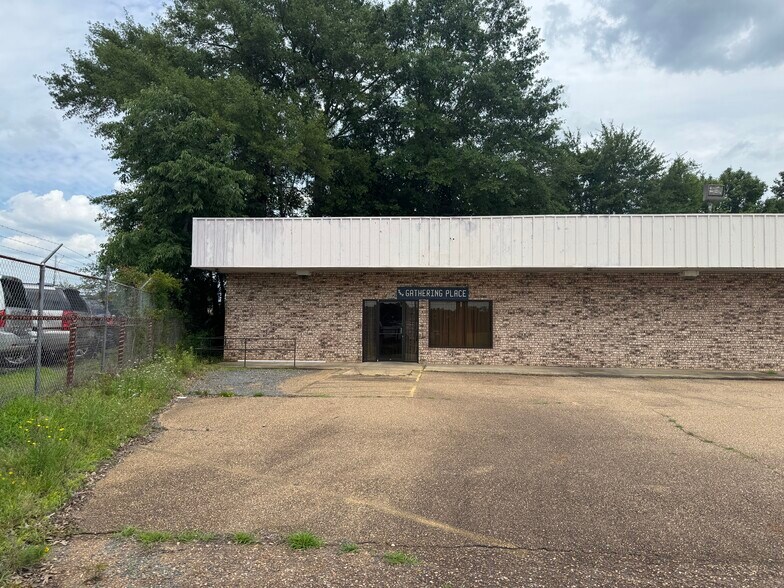 More Photos Of 802 US Highway 59, Queen City General Retail For Sale
