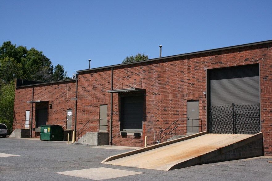 More Photos Of 2748 Interstate St, Charlotte Unknown For Lease