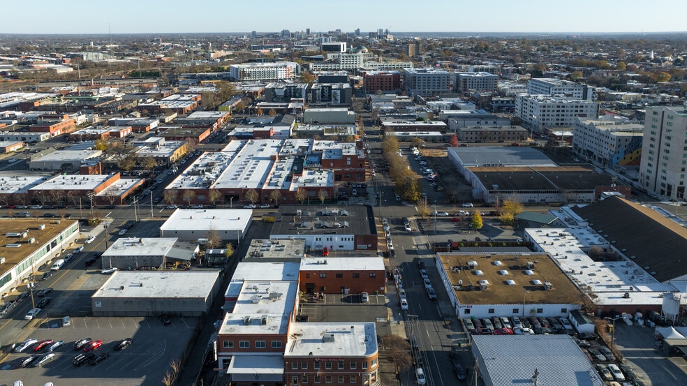 More Photos Of 3310 W Clay St, Richmond Showroom For Lease