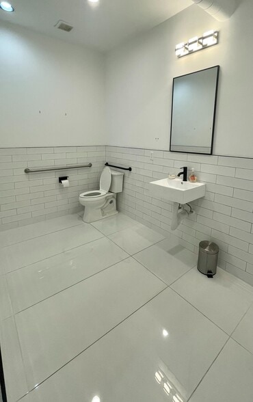 More Photos Of 3219 Mercer St, Houston Office For Lease