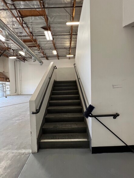 More Photos Of 15650 El Prado Rd, Chino Warehouse For Lease