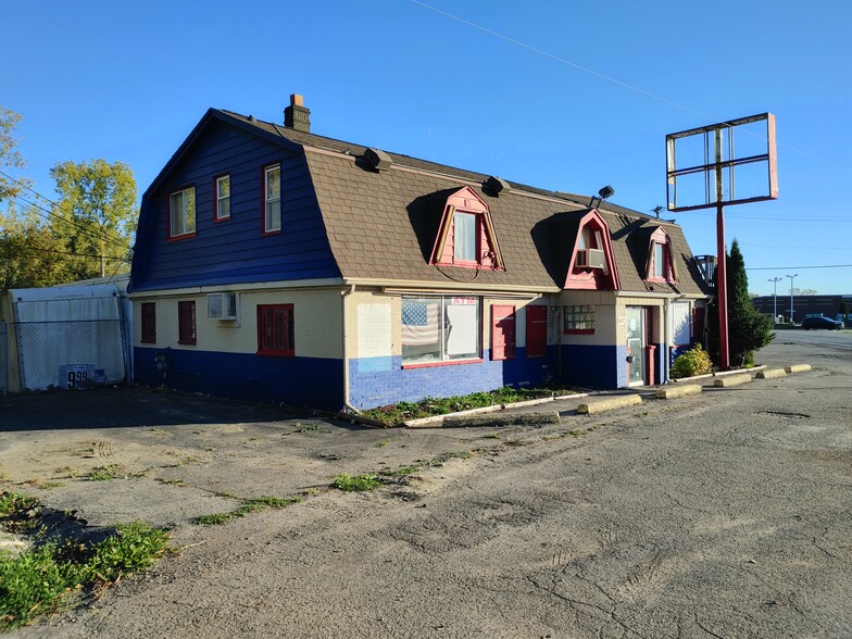 Primary Photo Of 10973 Gratiot Ave, Casco General Retail For Sale