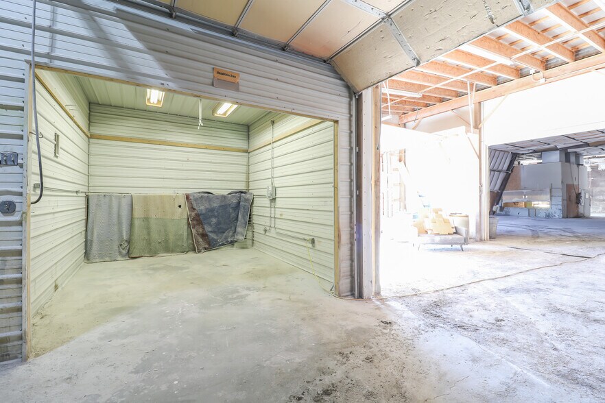 More Photos Of 1292 SW 125th Rd, Holden Light Manufacturing For Sale