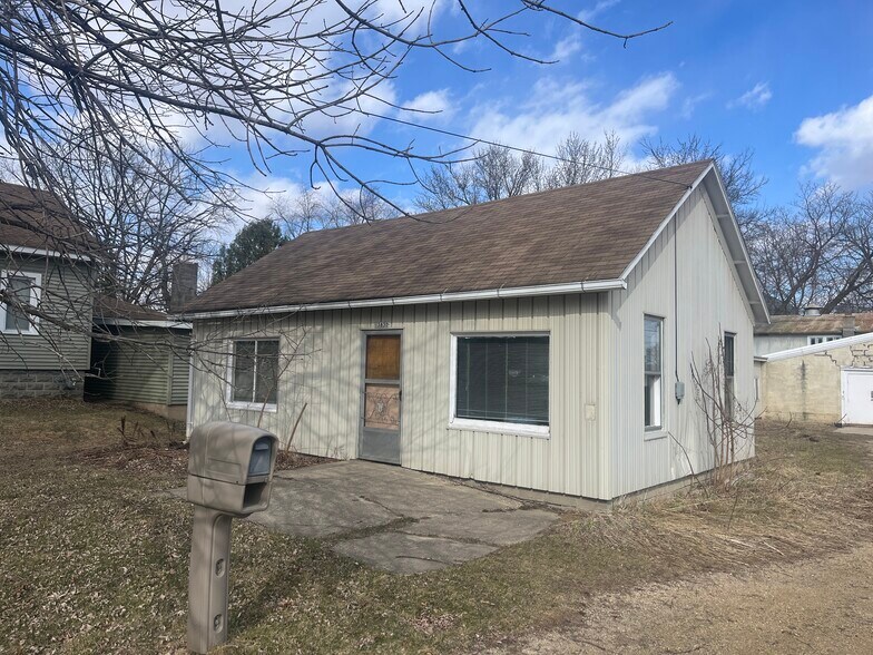 More Photos Of N3830 River Rd, Columbus Light Manufacturing For Sale