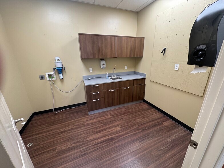 More Photos Of 2420 Lime Kiln Ln, Louisville Storefront For Lease