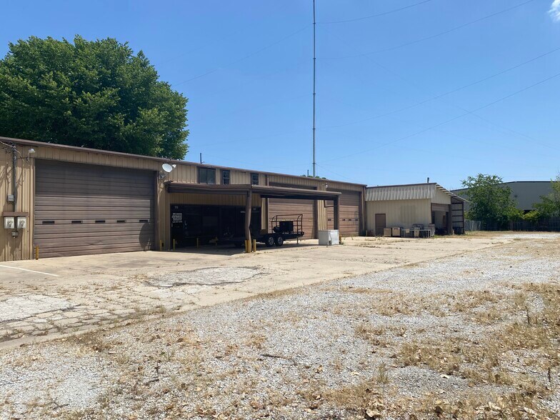 More Photos Of 715 Dallas Dr, Denton Flex For Sale