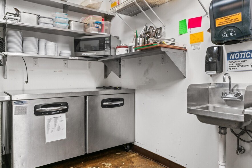 More Photos Of 451 S Thompson Ave, Excelsior Springs Bar For Sale