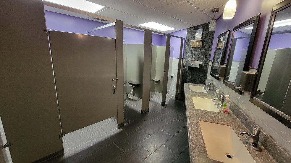More Photos Of 27531 Grand River St, Livonia General Retail For Sale