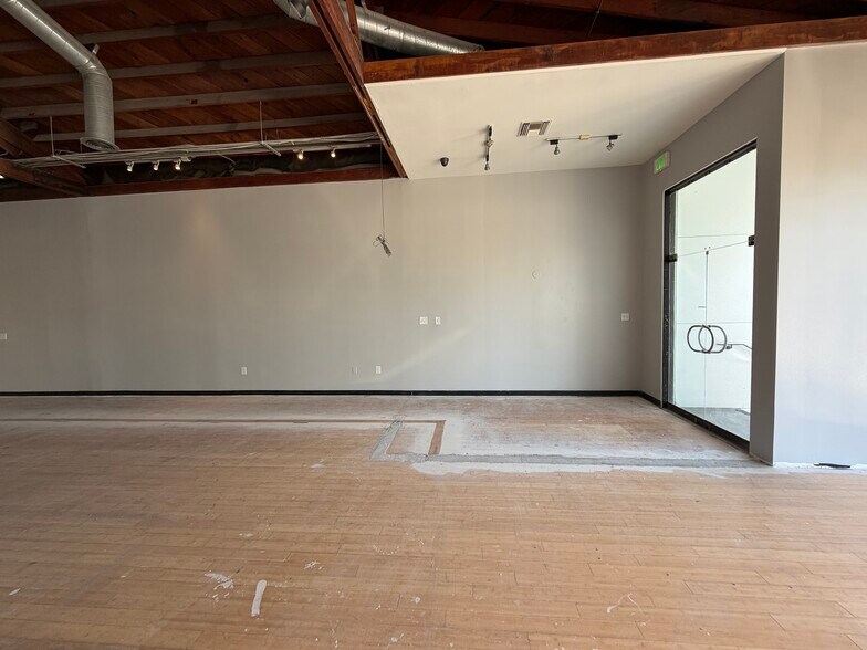 More Photos Of 137-141 S Barrington Pl, Los Angeles Unknown For Lease