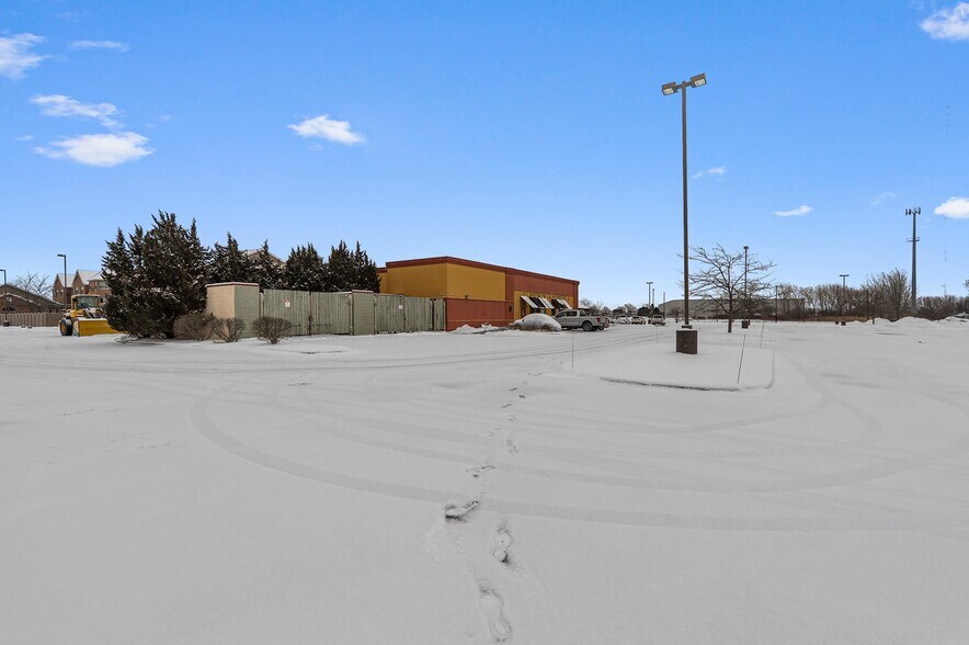 More Photos Of 850 Kepler Dr, Green Bay Restaurant For Sale