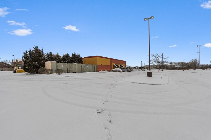 More Photos Of 850 Kepler Dr, Green Bay Restaurant For Sale