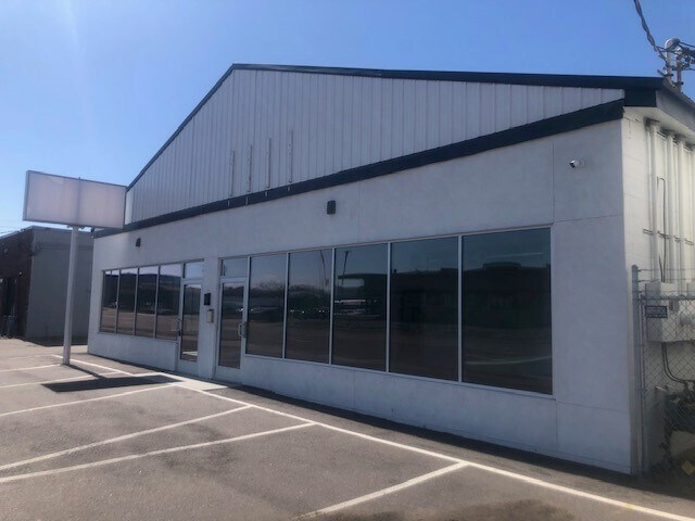 More Photos Of 5213 W Broadway Ave, Minneapolis Auto Dealership For Lease