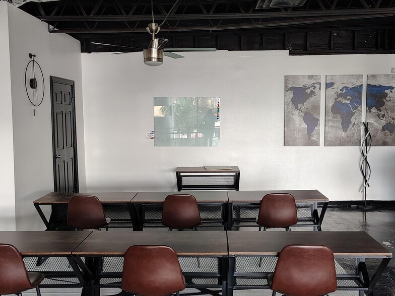 More Photos Of 802 Crosstimbers, Houston Office For Sale