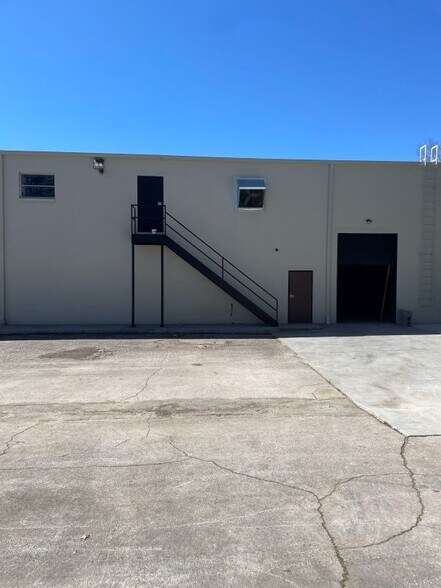 More Photos Of 2409 Sycamore Dr, Knoxville Showroom For Sale