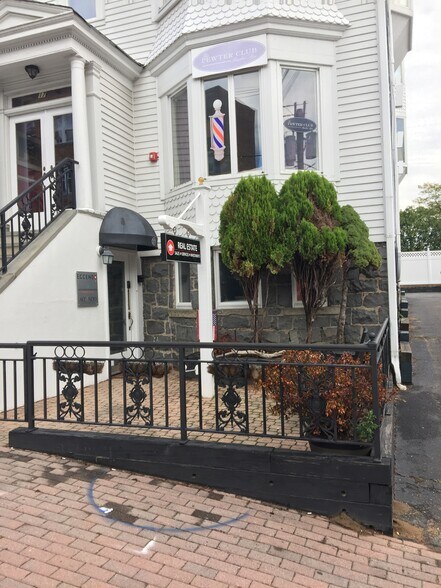 More Photos Of 17 Hilliard Ave, Edgewater Storefront Retail Residential For Lease