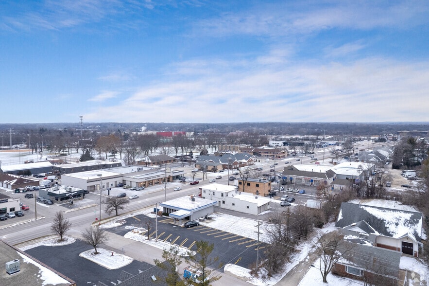 More Photos Of 306 W Northwest Hwy, Barrington Office For Lease