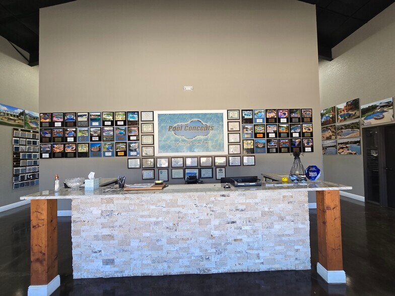More Photos Of 13318 Western Oak Dr, Helotes Storefront Retail Office For Sale