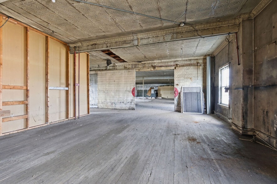 More Photos Of 15 W 1st St S, Fulton Freestanding For Sale