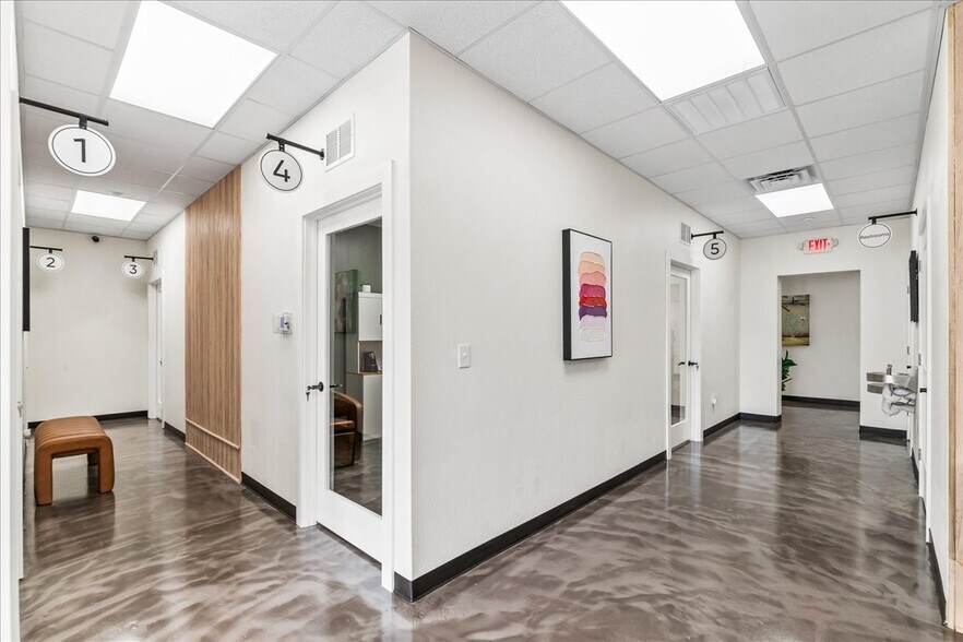 More Photos Of 566 Barton Blvd, Rockledge General Retail For Lease