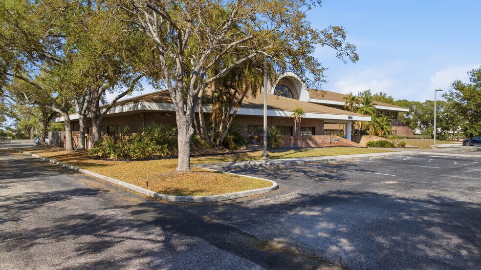 More Photos Of 7655 38th Ave N, Saint Petersburg Office For Sale