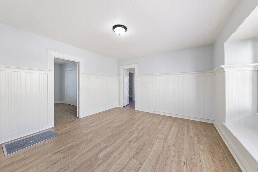 More Photos Of 15323 Paramount Blvd, Paramount General Retail For Sale