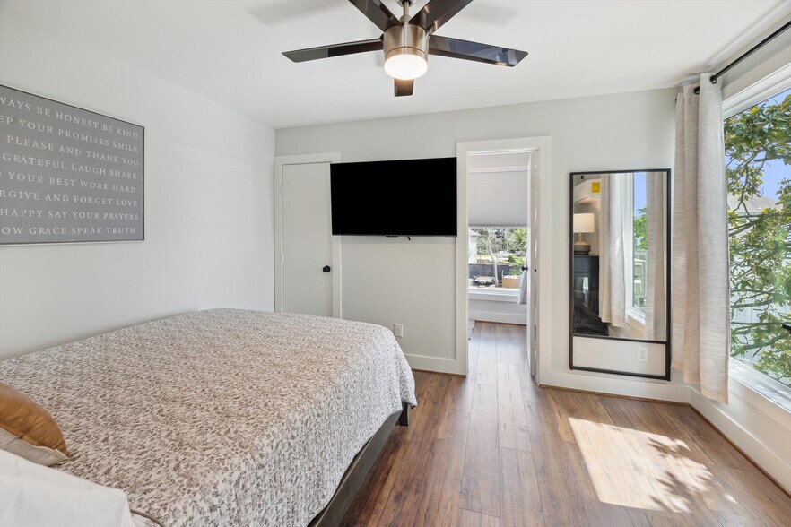 More Photos Of 963 Judiway St, Houston General Retail For Sale