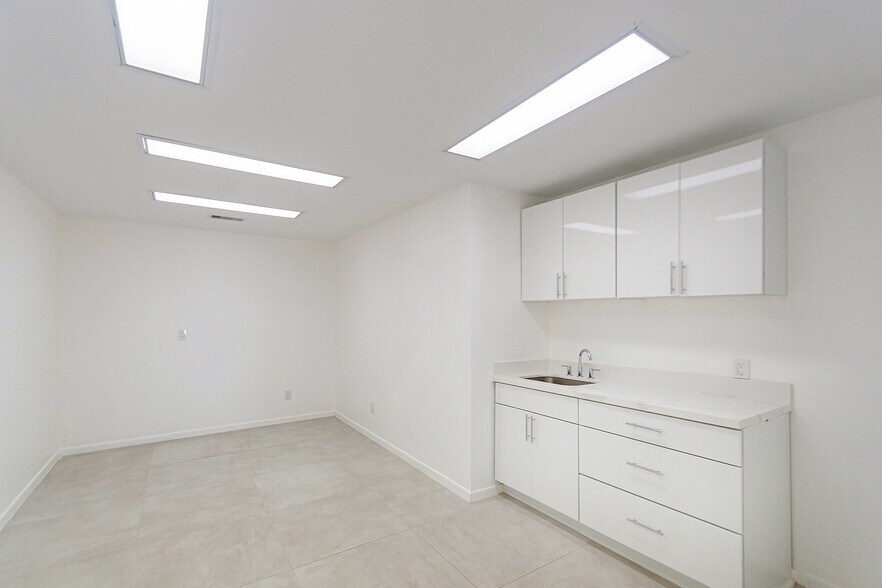 More Photos Of 5904 Dolores St, Houston Office For Lease