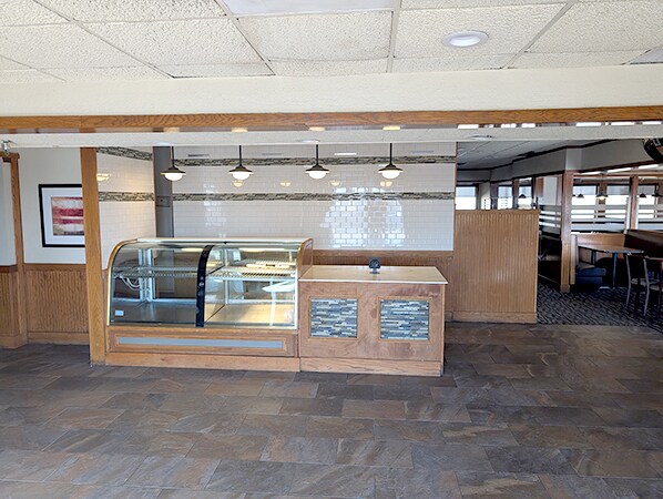 More Photos Of 1505 W 19th St S, Newton Restaurant For Lease