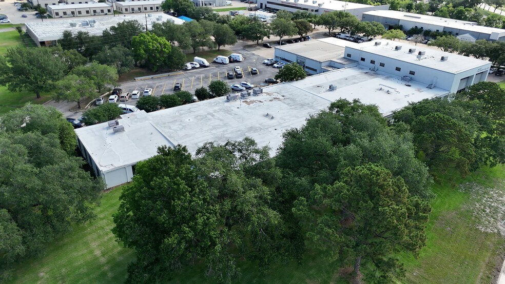 More Photos Of 104 Industrial Blvd, Sugar Land Showroom For Lease