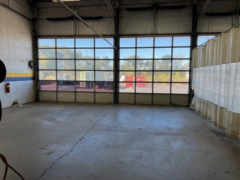 More Photos Of 1385 E Chicago St, Elgin Auto Repair For Lease