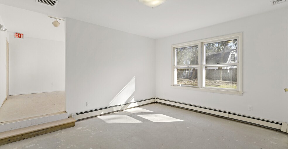 More Photos Of 584 State Rt 17, Ridgewood Office Residential For Lease