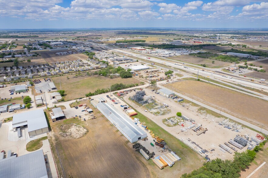 More Photos Of 2511 N Heideke St, Seguin Industrial For Sale