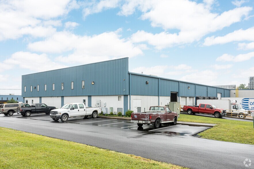 More Photos Of 331 Park East Blvd, New Albany Warehouse For Lease