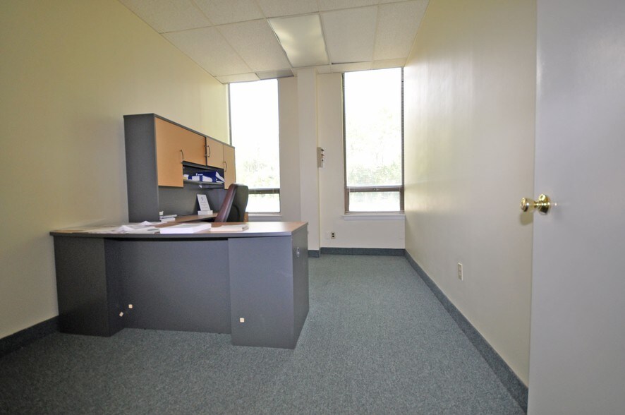 More Photos Of 347 Elizabeth Ave, Somerset Office For Lease