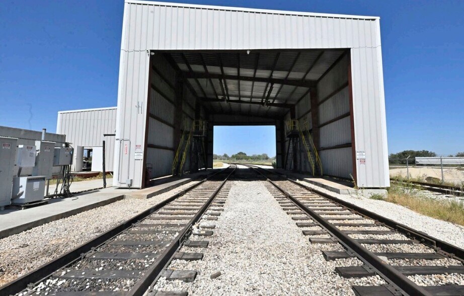 More Photos Of 16492 Old Corpus Christi Rd, Elmendorf Industrial For Lease
