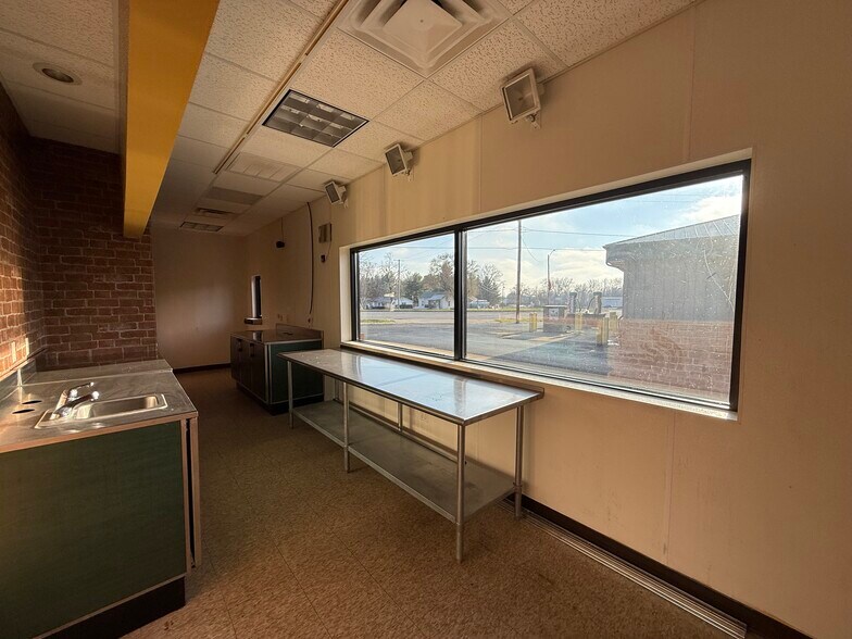 More Photos Of 304 S Obannon St, Raymond Fast Food For Lease