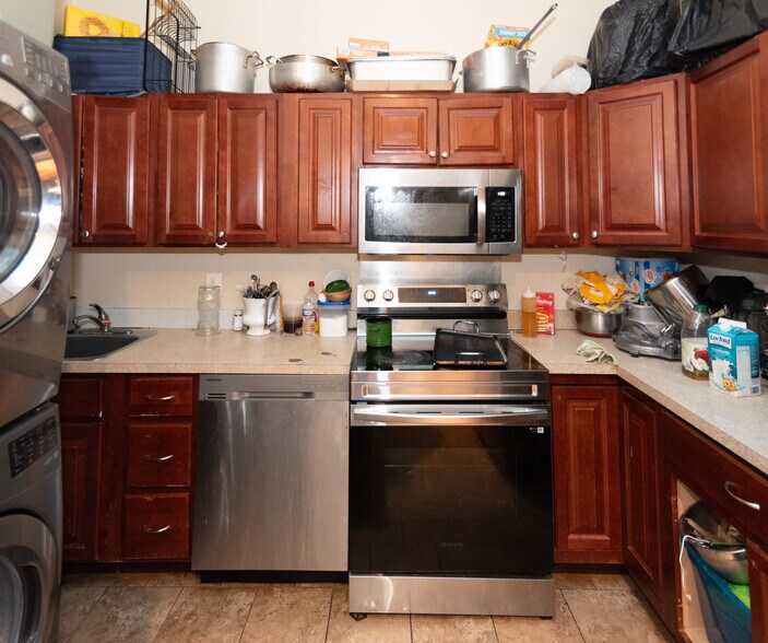 More Photos Of 316 S Broadway, Baltimore Storefront Retail Residential For Sale