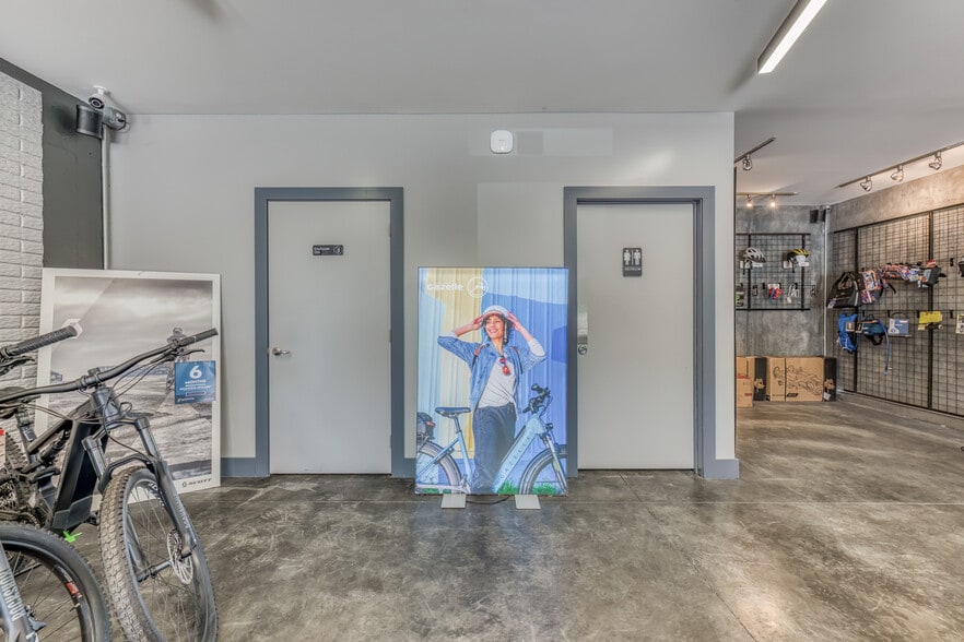 More Photos Of 640 E Maple St, Johnson City Bar For Sale